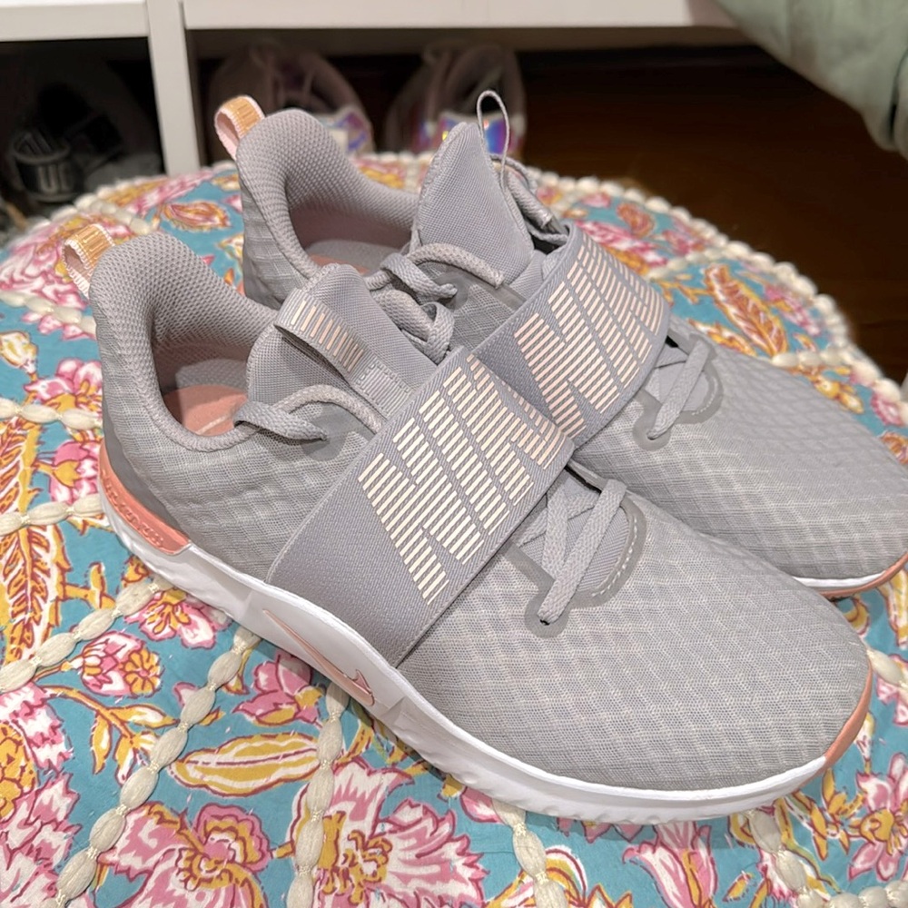 Nike sneakers 9 women’s